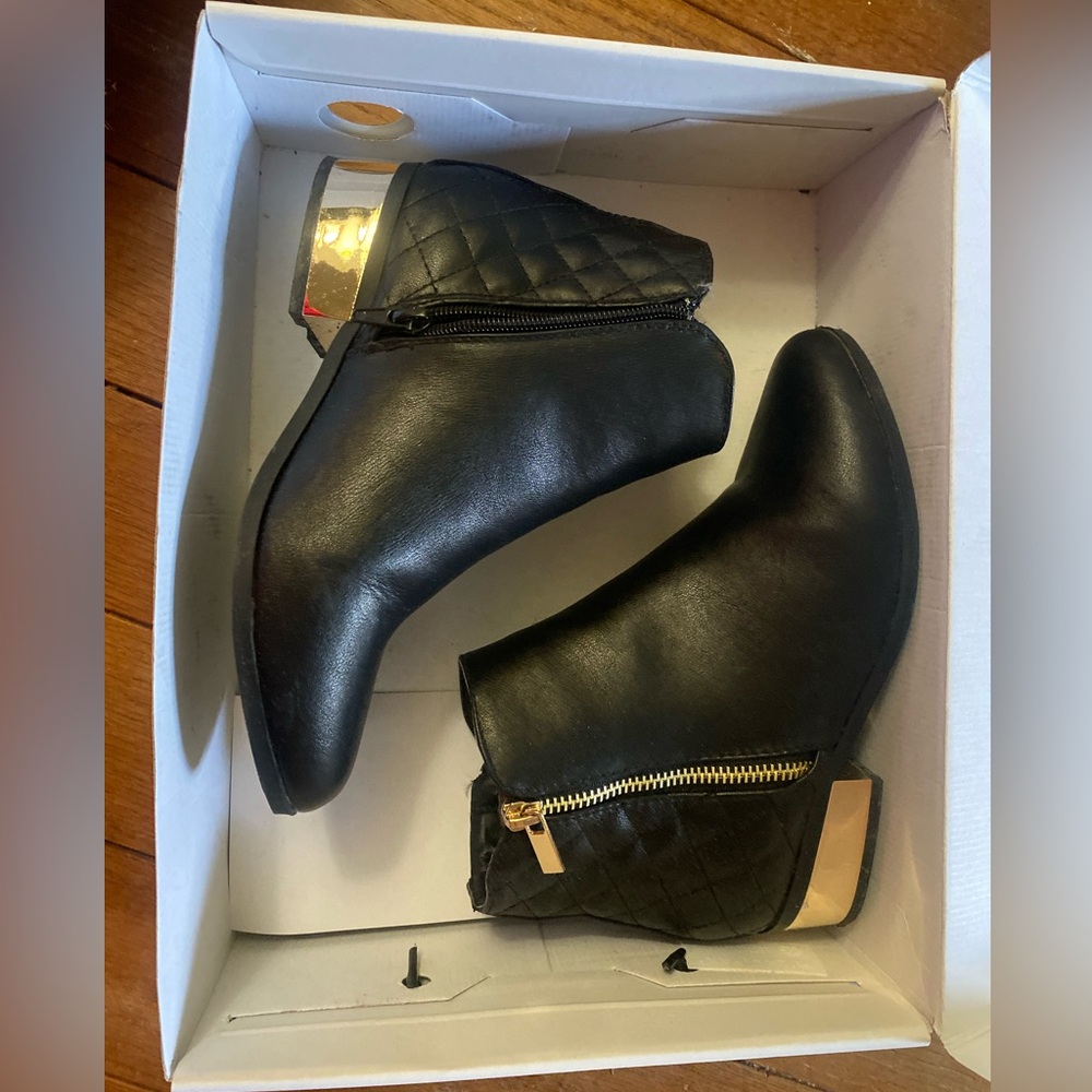 Black zipper ankle books with gold heal.